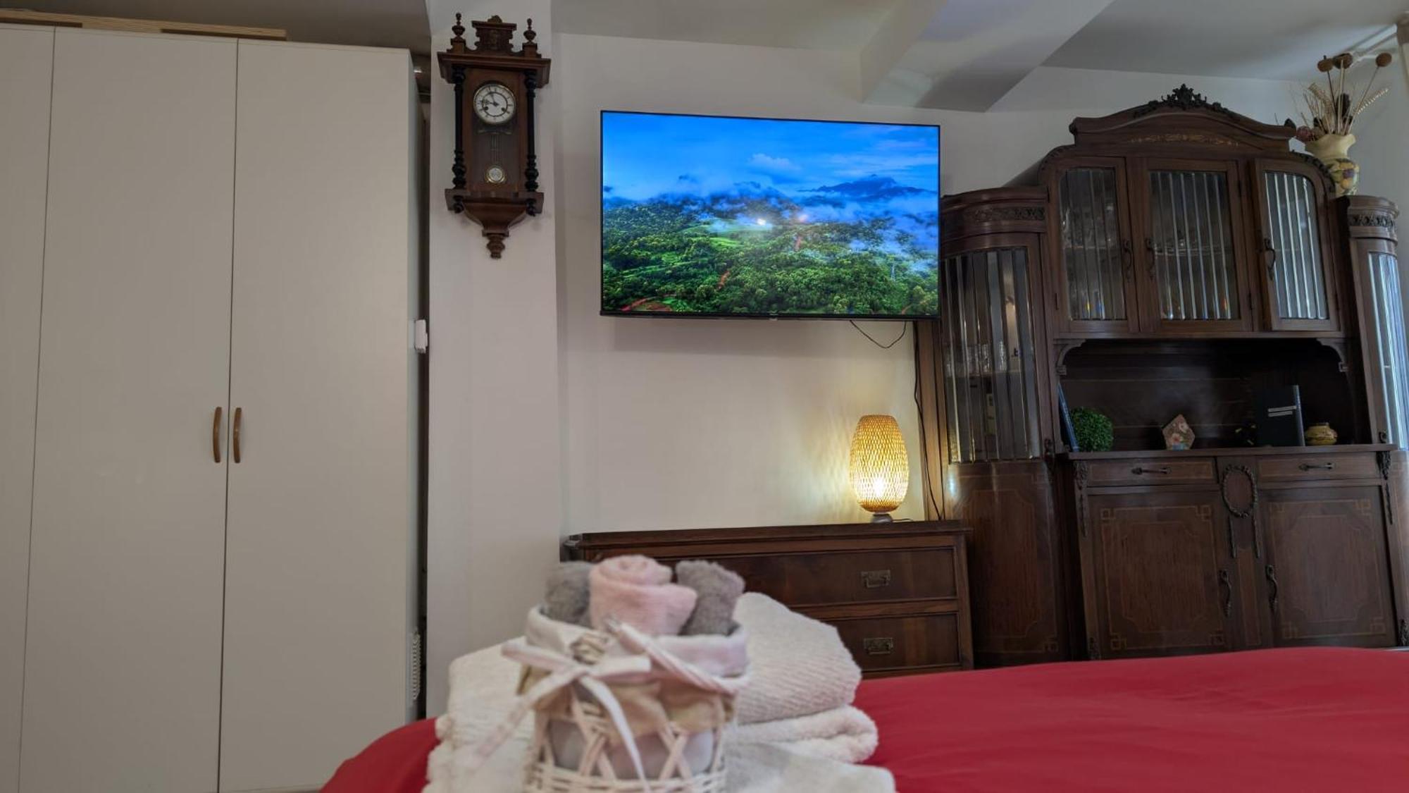 Timeless Home Deluxe Smart Cinema Suite With Netflix & Disney Parma Eksteriør bilde